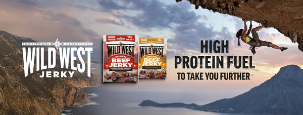 Wild West Kollektionsbanner mit sechs Packungen auf Holz: Bacon Jerky, Beef Jerky und Steak Strips